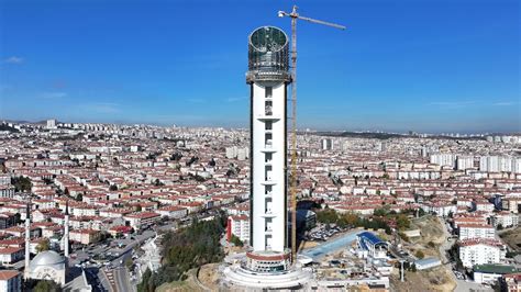 ပထမပါလီမန်အဆောက်အအုံနှင့် Atatürk Republic Tower တို့သည် တူရကီအလံ၏အရောင်များကို ဝတ်ဆင်ကြသည်။